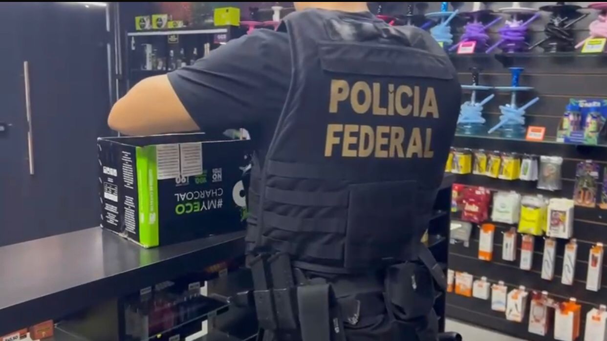 PF prende dono de adega por venda de cigarros contrabandeados