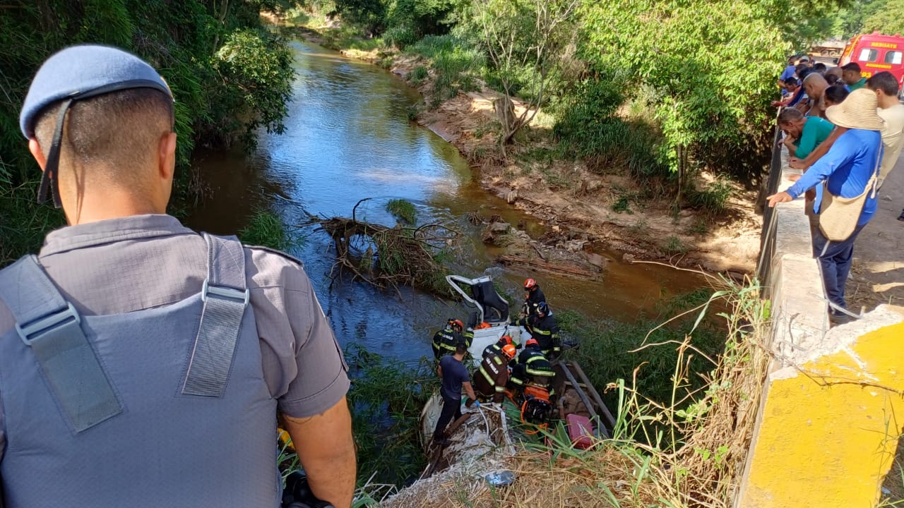 Caminhão cai em rio e mata motorista em Ipeúna; ajudante ficou ferido 