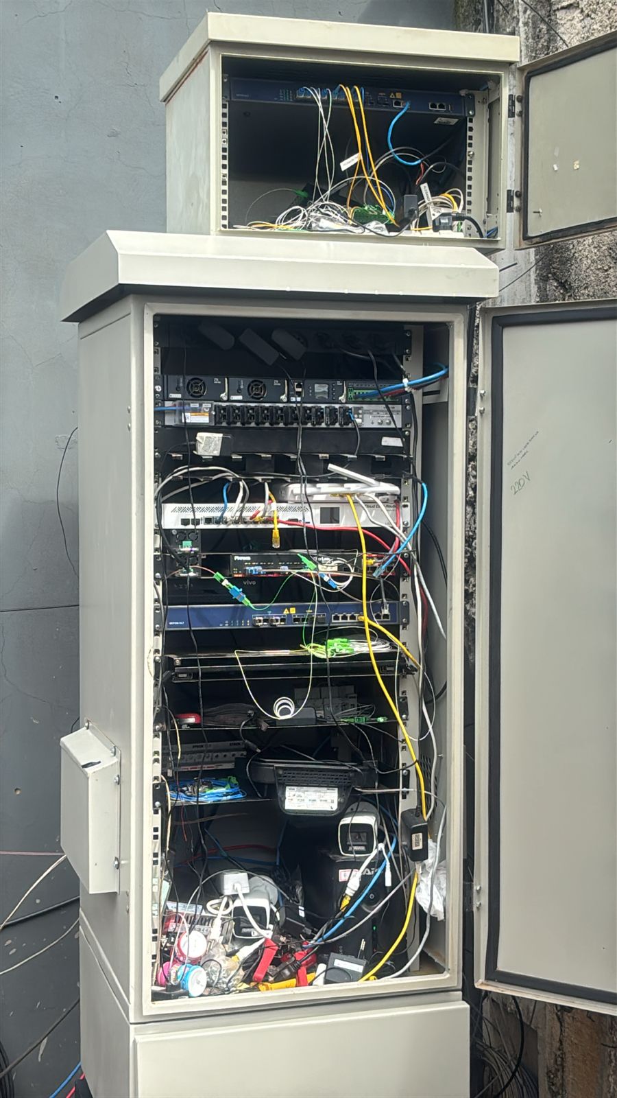 Polícia estoura central clandestina de distribuição de internet em Paulínia