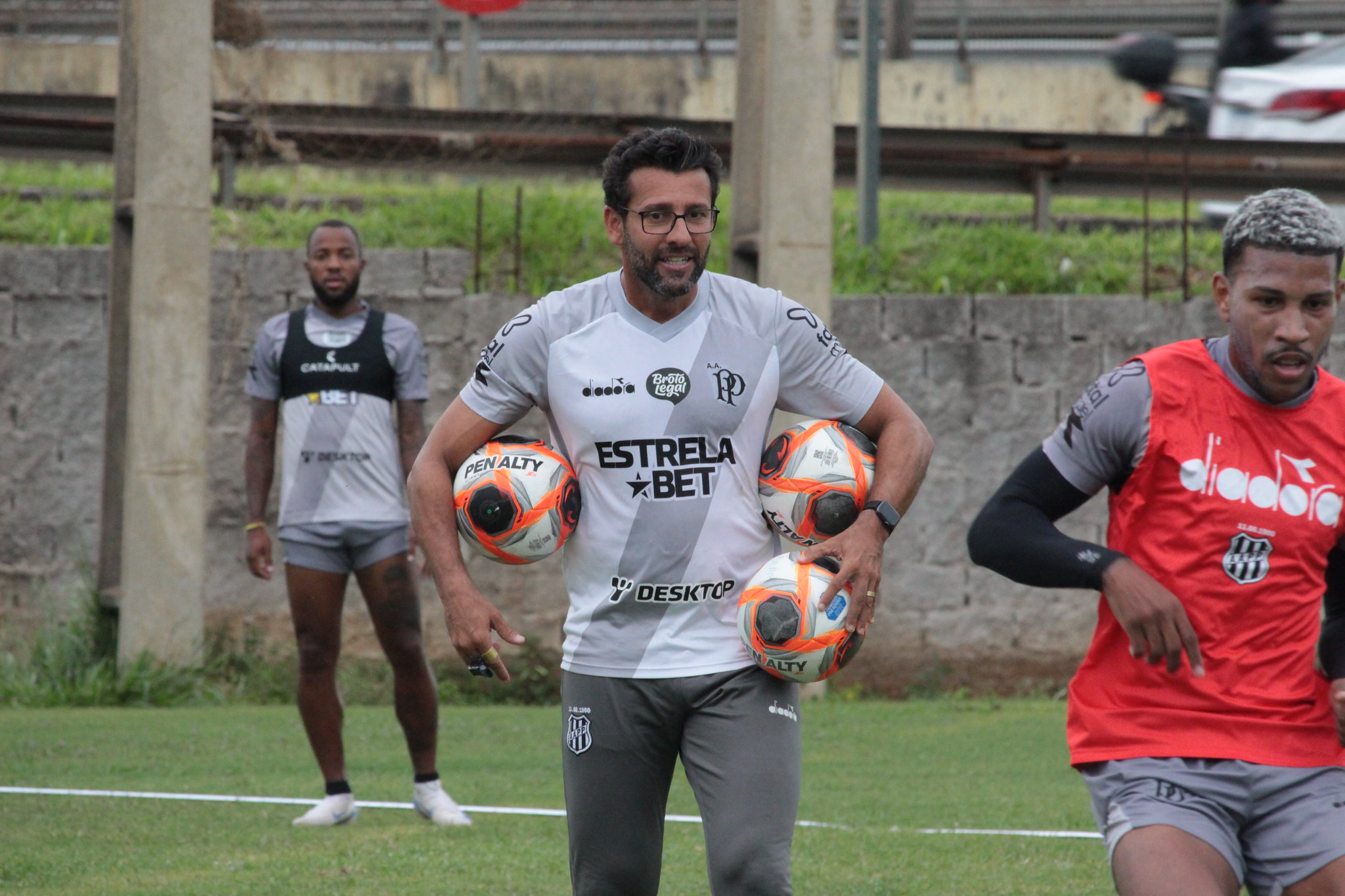 Preocupado com a parte física, Valentim comanda  último treino antes do duelo contra a Portuguesa