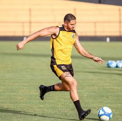 Ponte Preta fecha com atacante e busca acerto com Danilo Barcelos