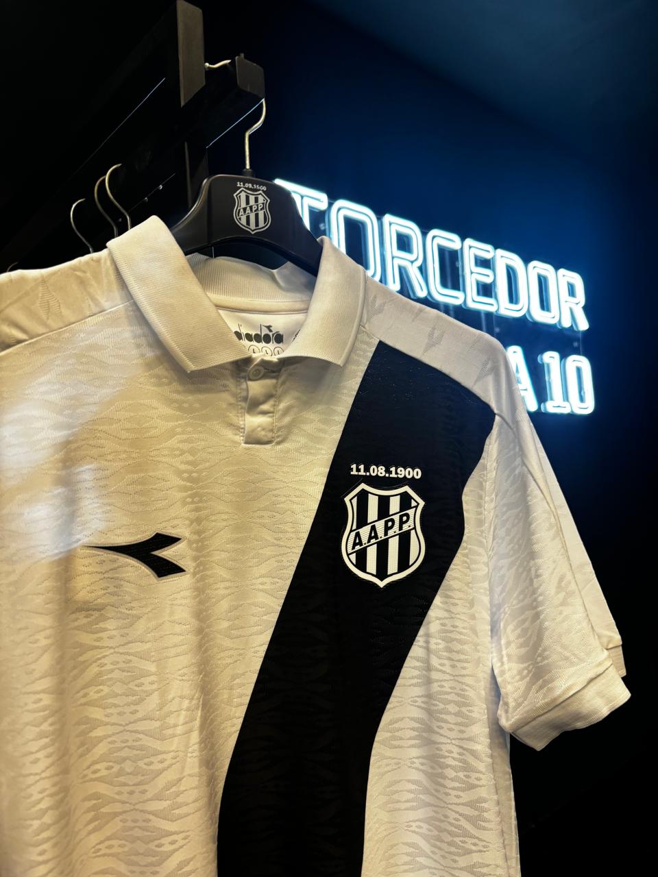 Ponte Preta lança novo uniforme inspirado nos anos 90