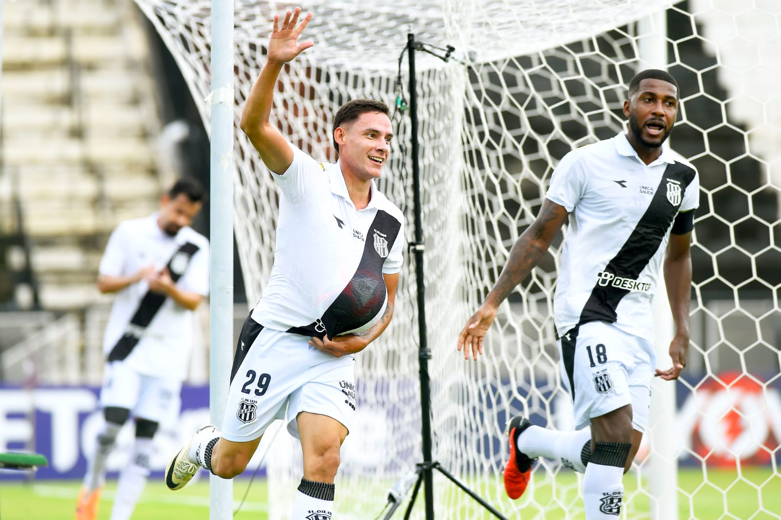 Ponte Preta sai atrás do placar, mas reage no segundo tempo e empata com a Inter