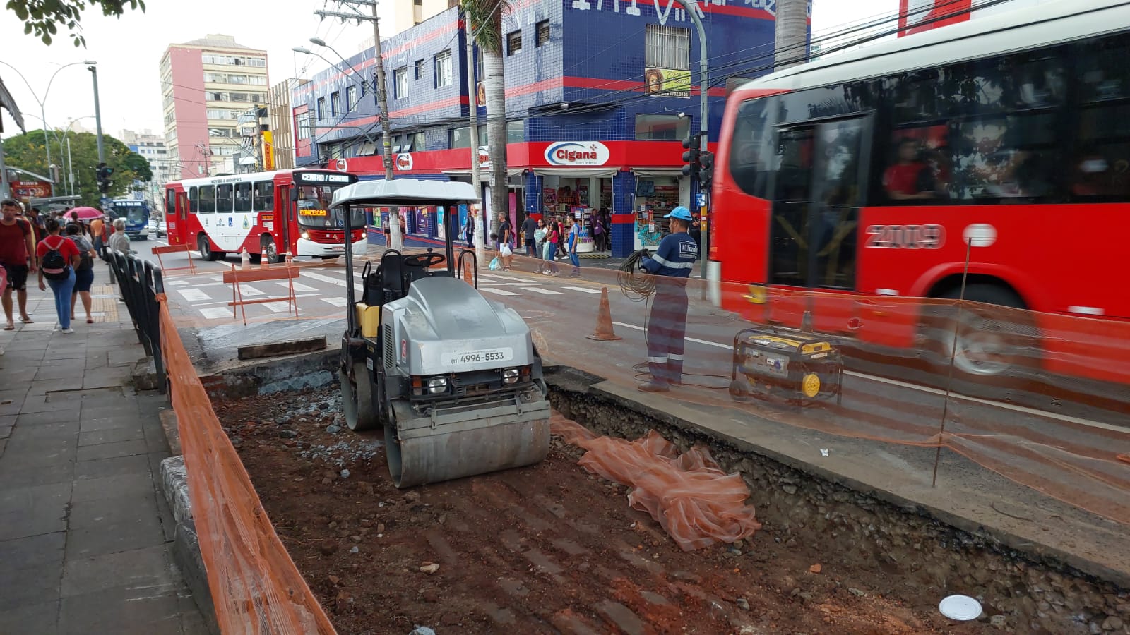 Ponto de ônibus na avenida Senador Saraiva recebe pavimentação de concreto 