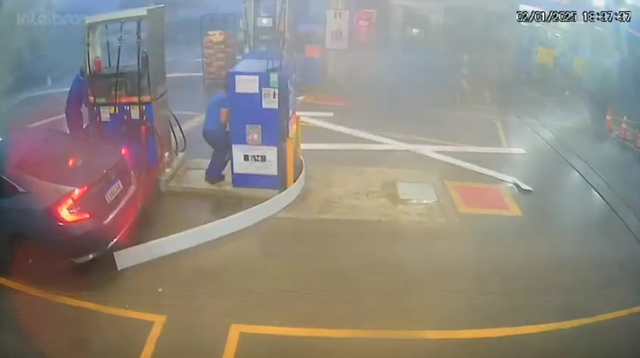 Limeira: Ventania assusta funcionários de posto de combustíveis e árvore cai em telhado de igreja