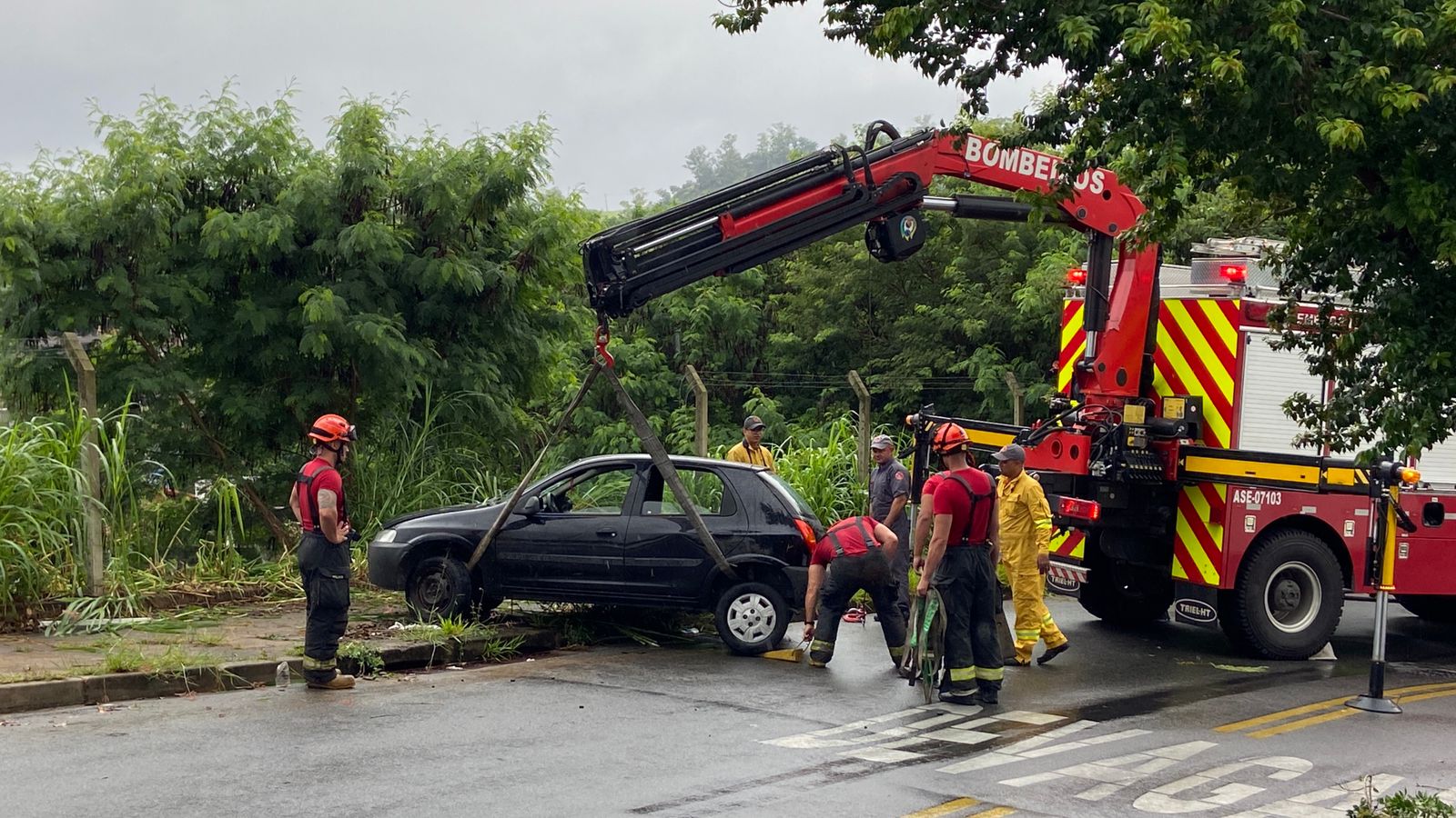 Carro com casal de idosos cai em barranco na Vila Formosa