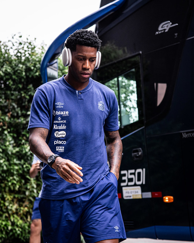 Técnico Pedro Caixinha volta a contar com zagueiro Gil para a sequencia da temporada no Santos