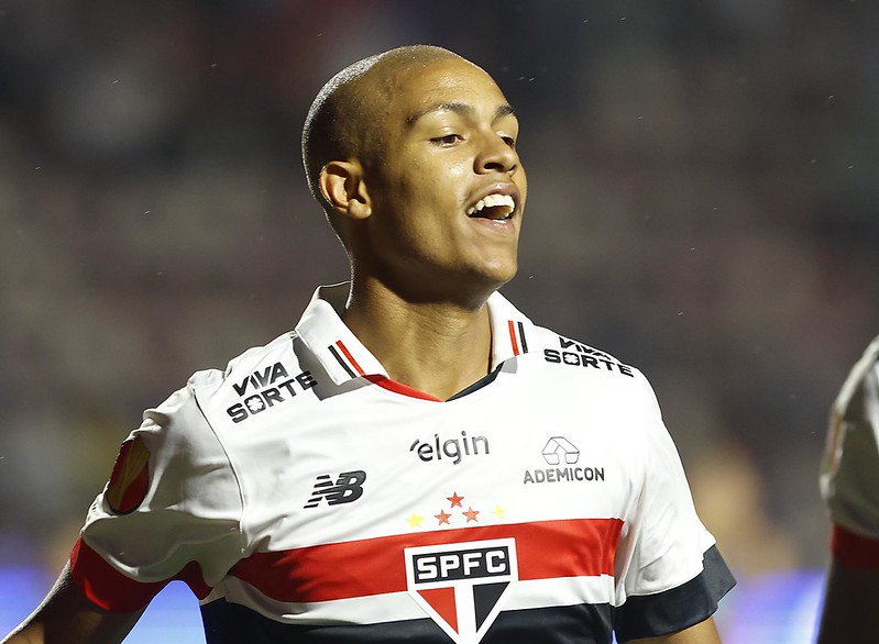 Joia do São Paulo celebra primeiro gol como profissional