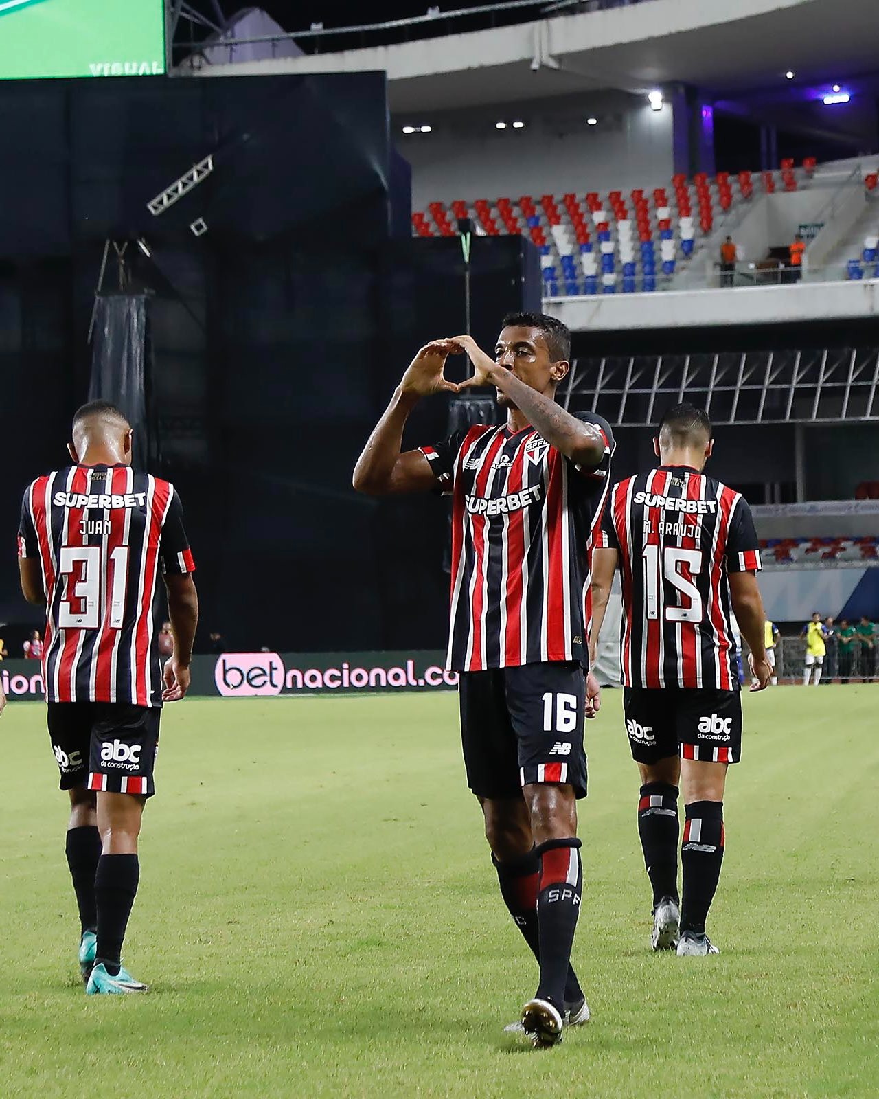 São Paulo renova contrato com veterano Luiz Gustavo