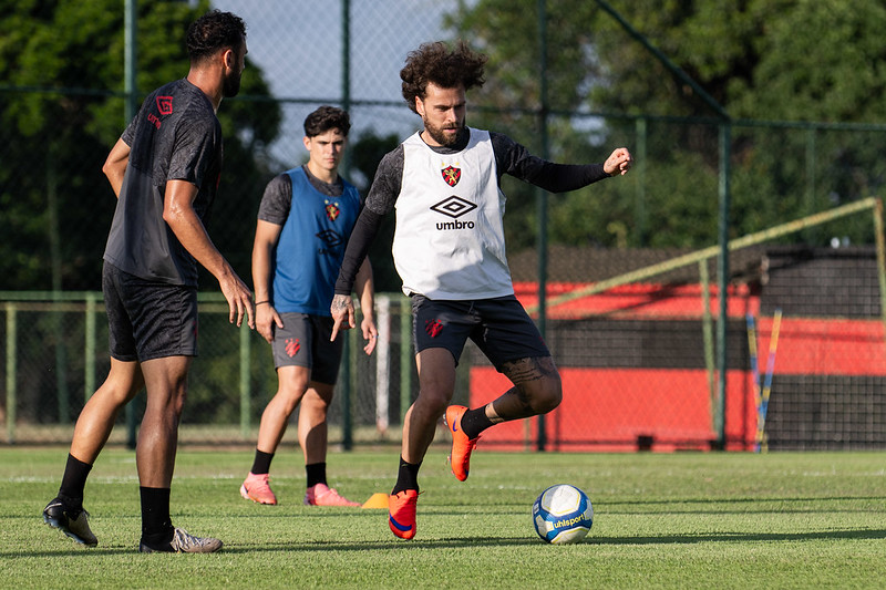 Santos assina rescisão de contrato de meia Lucas Lima