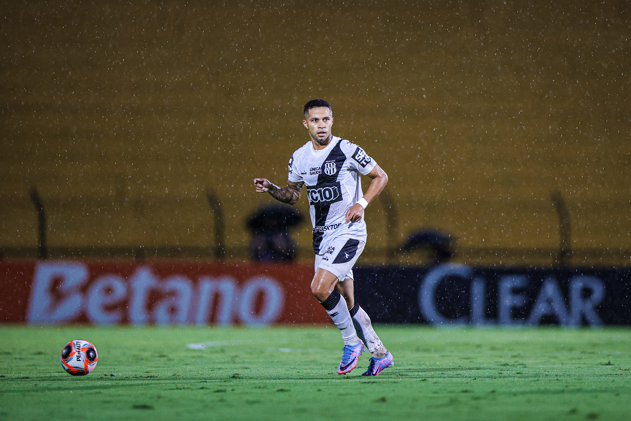 Titular no meio-campo da Ponte, Serginho comemora vitória na estreia do Paulistão