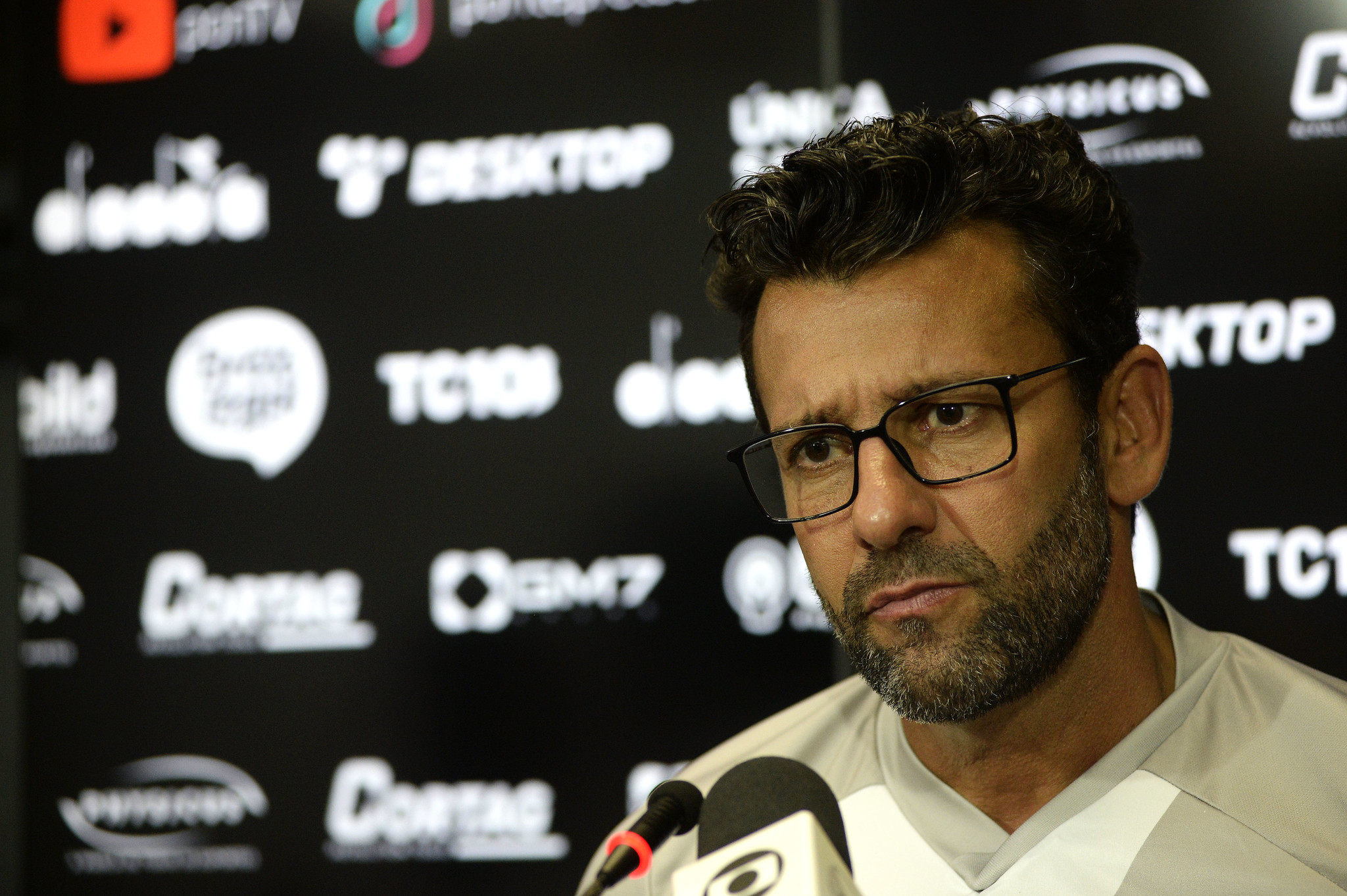 Alberto Valentim lamenta eliminação, mas enaltece campanha da Ponte Preta no Paulistão