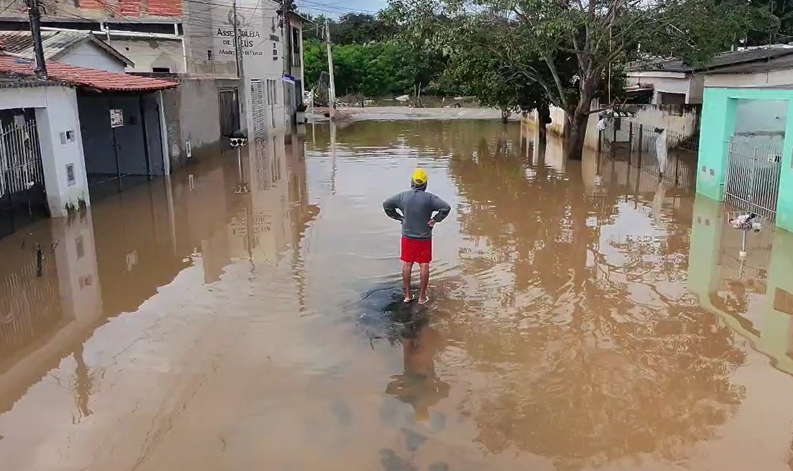 Alto índice de chuva e falta de planejamento estão entre os motivos para enchentes