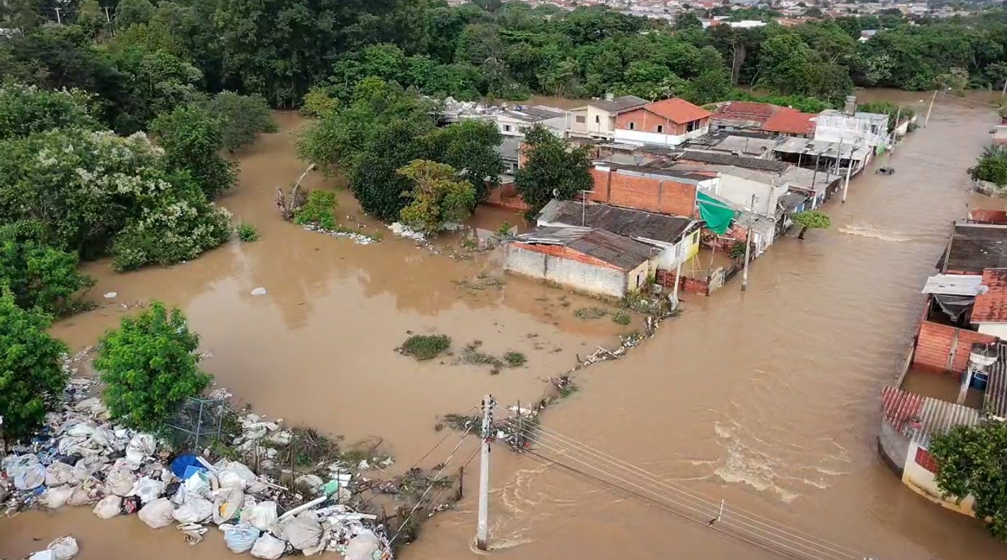 Alto índice de chuva e falta de planejamento estão entre os motivos para enchentes