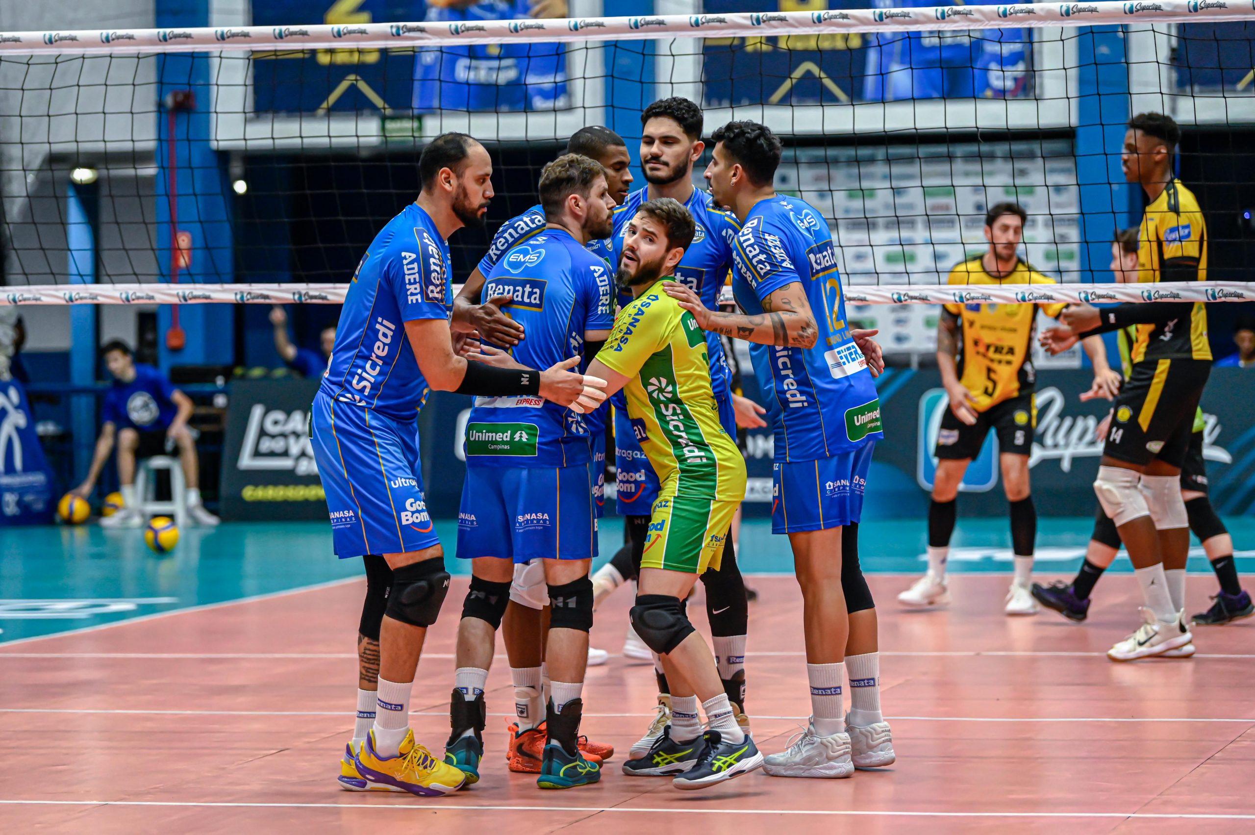 Em duelo direto, Vôlei Renata enfrenta o Praia Clube pela Superliga