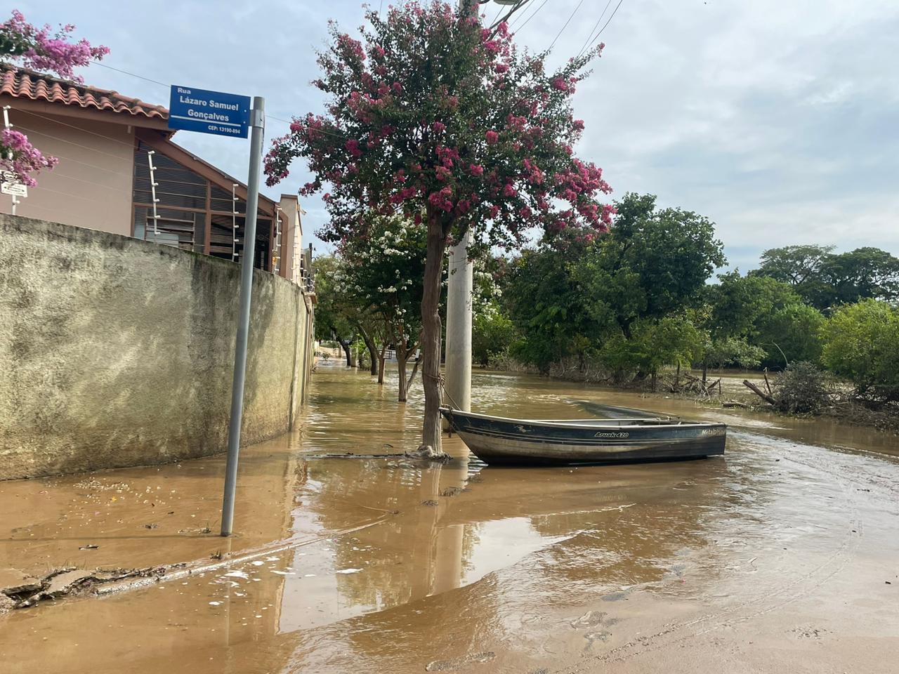 Famílias de Monte Mor começam a voltar para as casas após nível do Rio Capivari baixar
