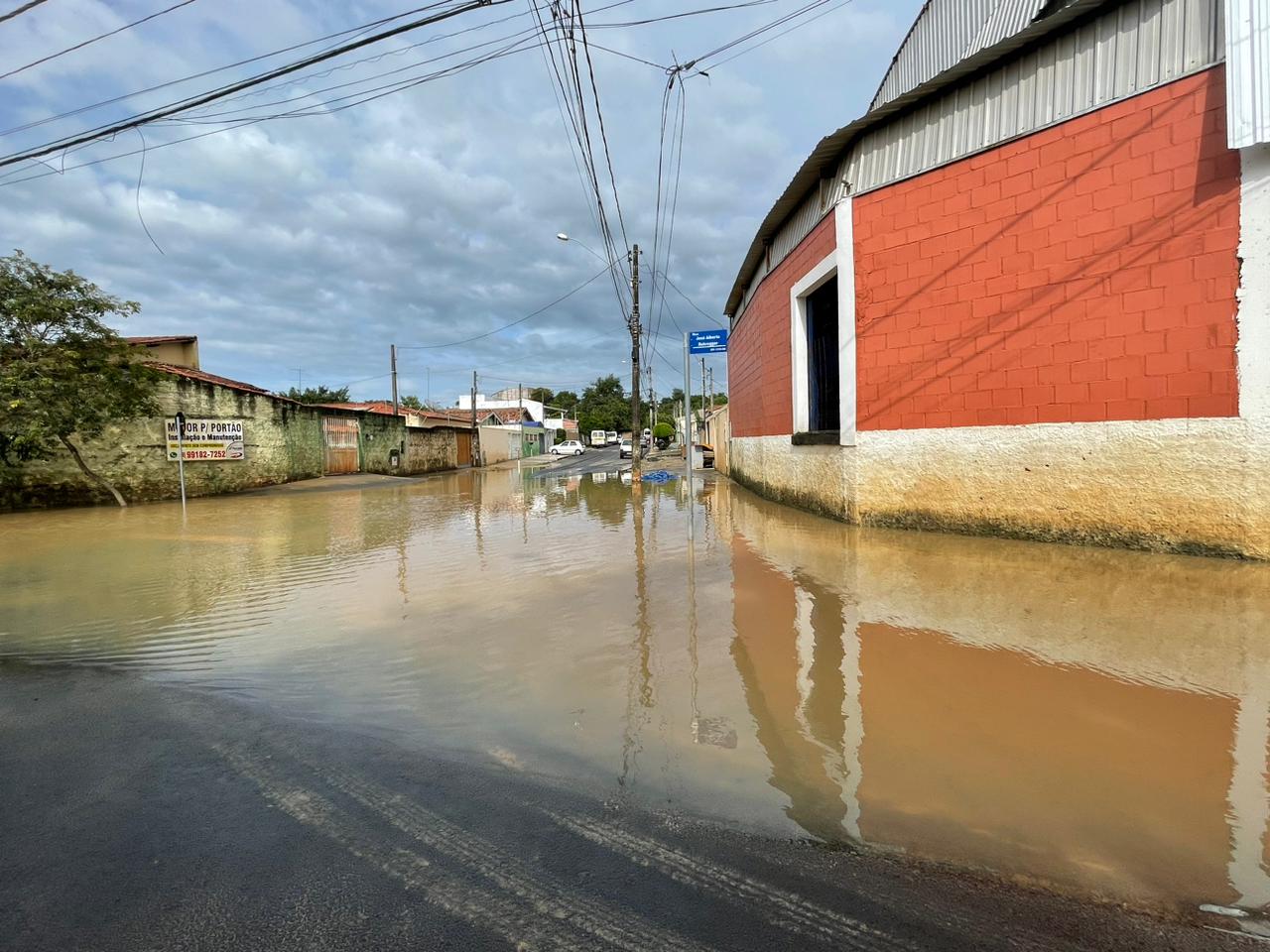 Famílias de Monte Mor começam a voltar para as casas após nível do Rio Capivari baixar