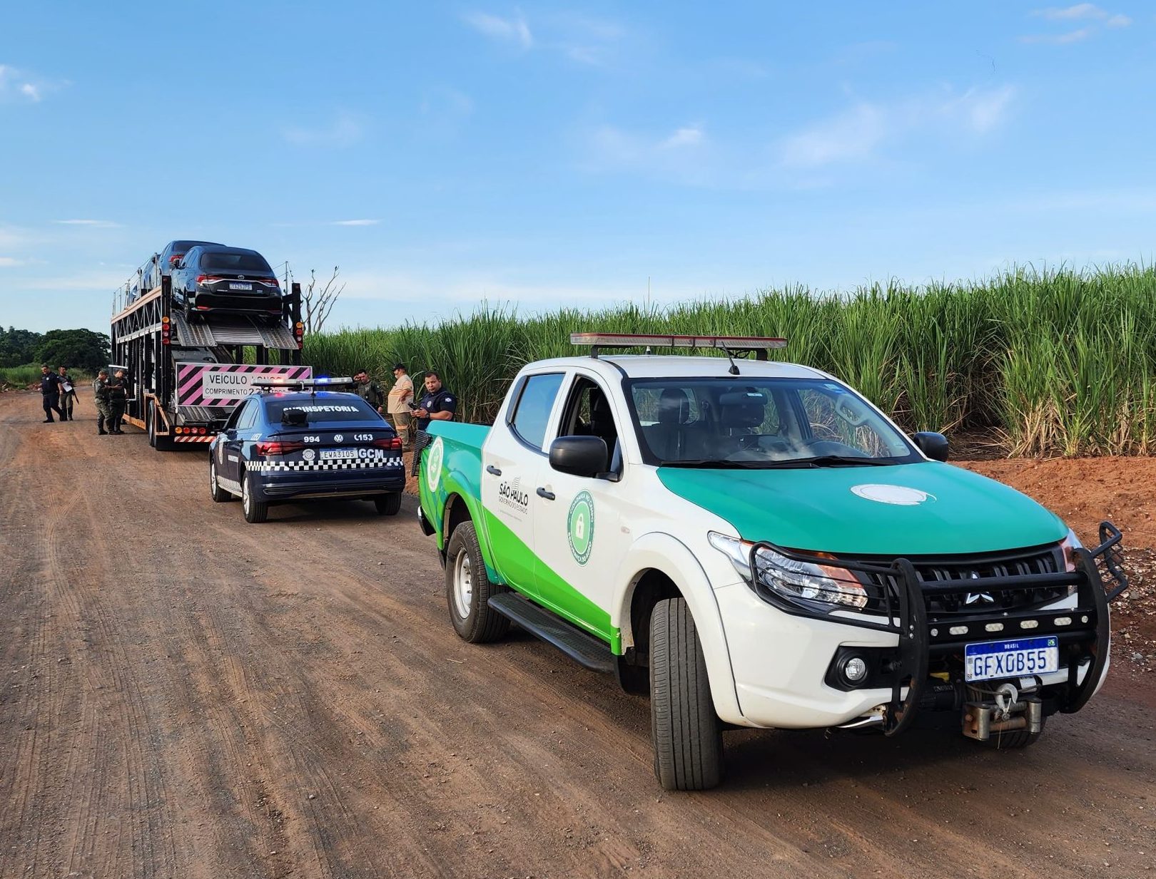 GCM de Limeira encontra carreta cegonha com 8 veículos roubada em Campinas