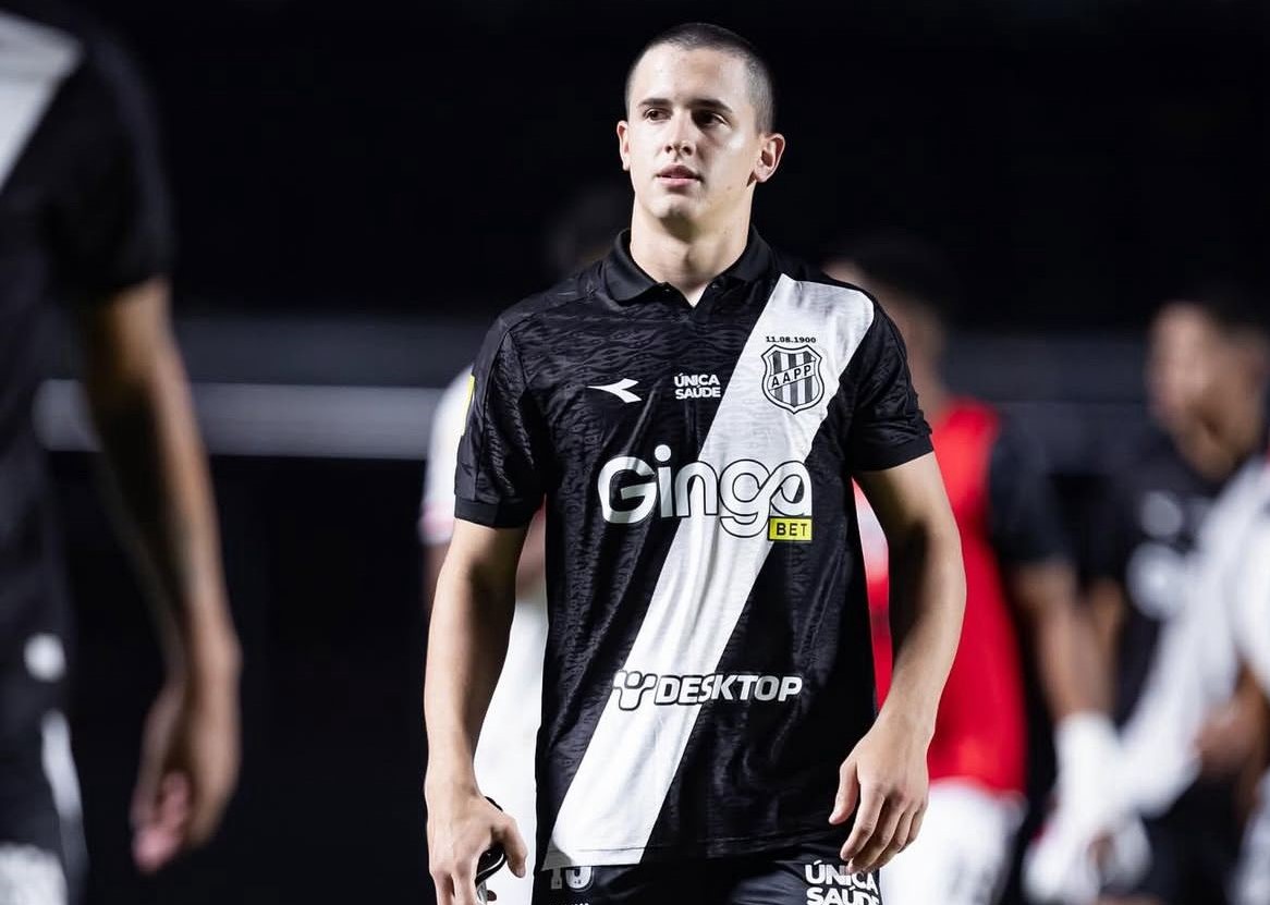 Gustavo Telles comemora renovação de contrato com a Ponte Preta até 2028