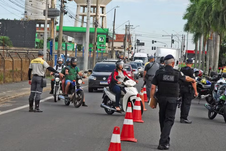 Mais de 50 multas aplicadas no 1º dia de fiscalização contra motos barulhentas em Piracicaba