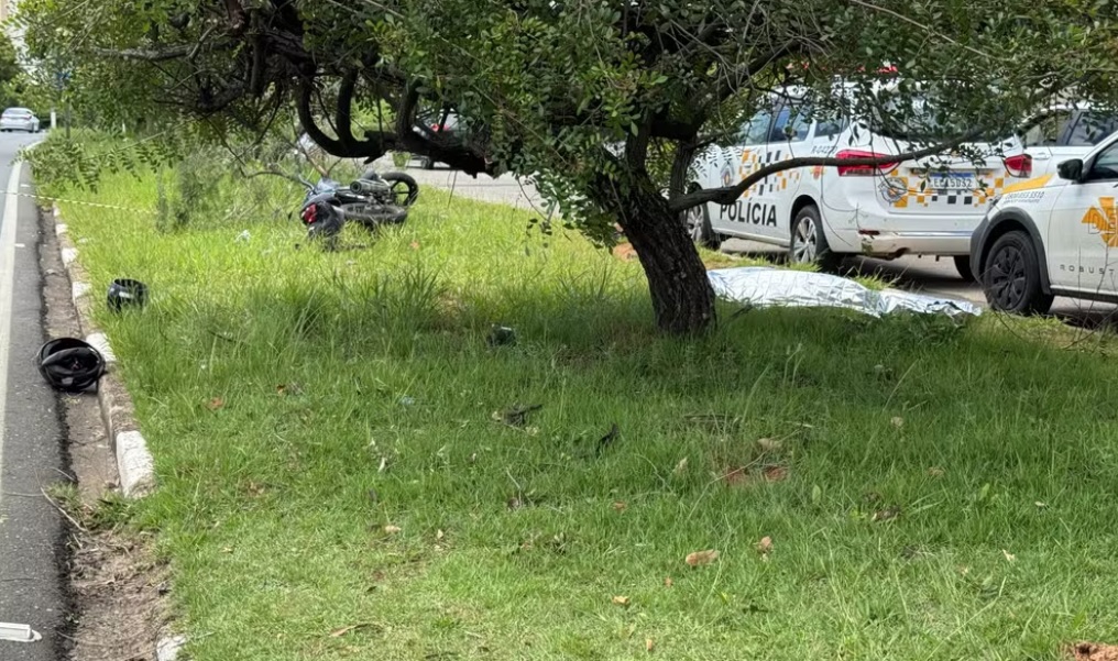 Motociclista morre após atingir árvore na Rodovia Francisco Von Zuben, em Campinas