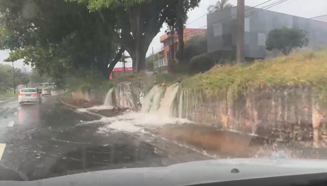 Motorista fica ilhado durante chuva em Limeira; município teve alagamentos e queda de árvore