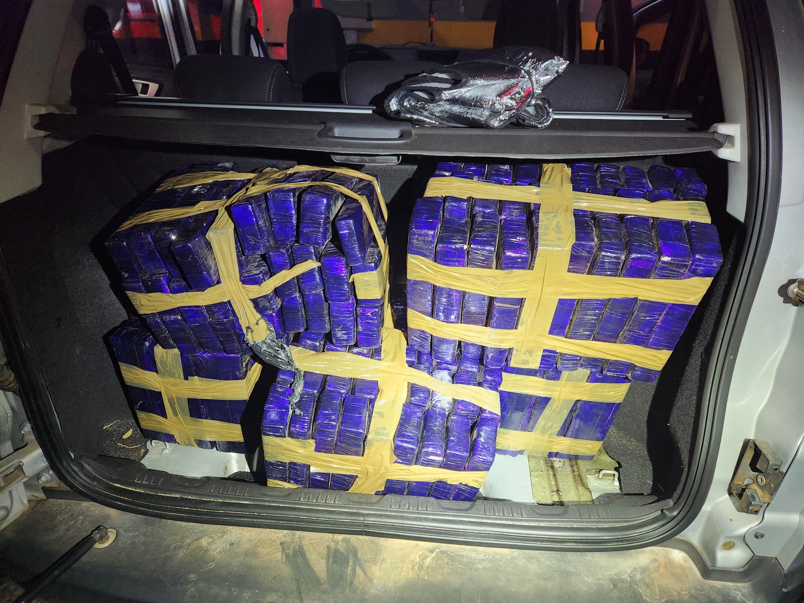 Mulher é presa com mais de 100kg de maconha dentro do carro na Santos Dumont