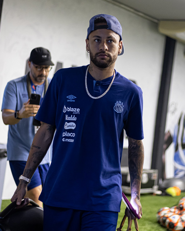 Pai de Neymar já fala em extensão de contrato com o Santos