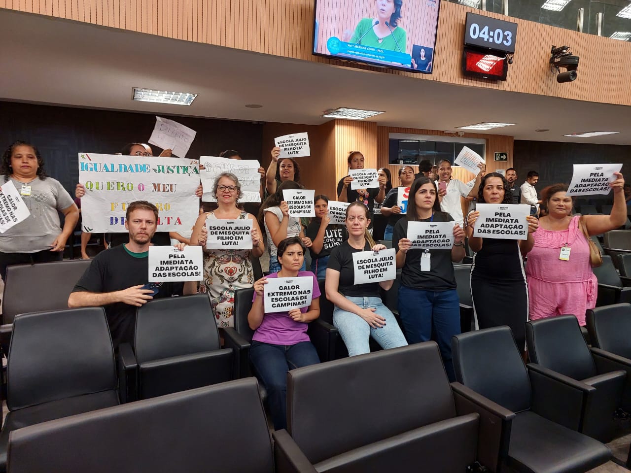 Pais e professores protestam na Câmara por melhores condições em escola provisória de Campinas