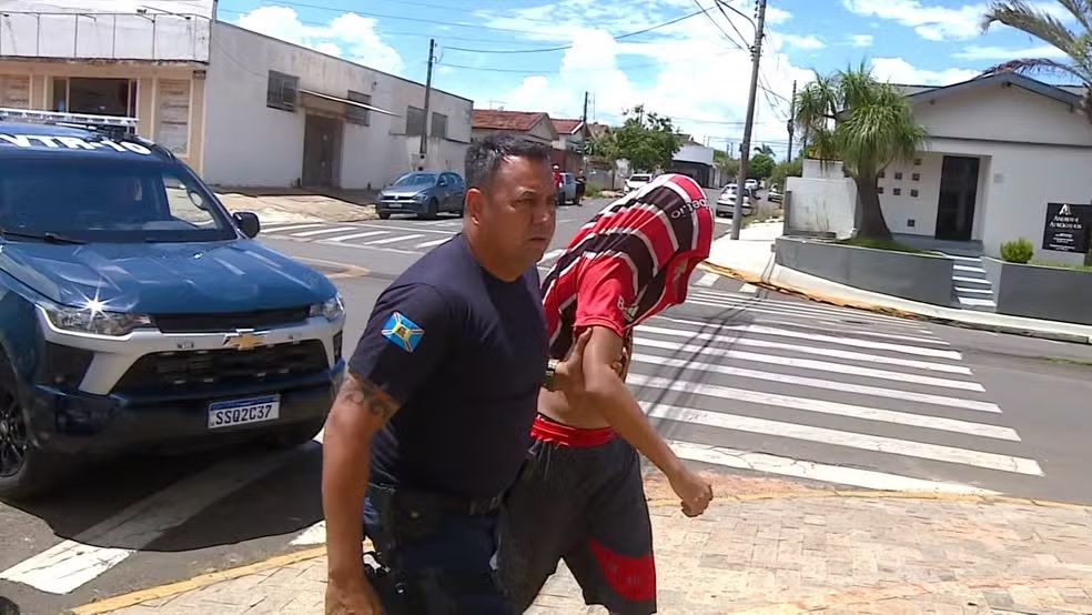 Polícia apreende suspeitos de atear fogo em ônibus escolar no pátio da prefeitura de Artur Nogueira