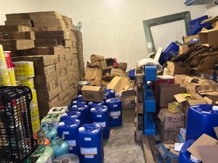 Polícia encontra fábrica clandestina de gelos e adega que trocava validade de carnes em Campinas