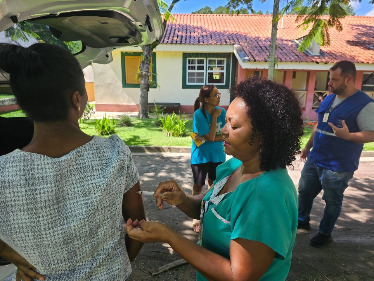 Prefeitura de Valinhos vacina em casa moradores de seis bairros contra febre amarela