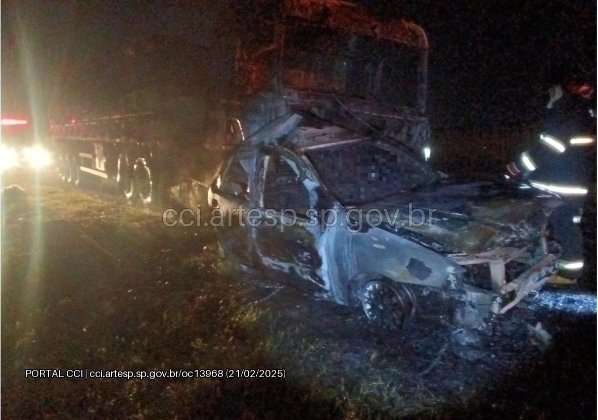 Caminhão atinge carro parado na Rodovia SP-340; uma pessoa morreu