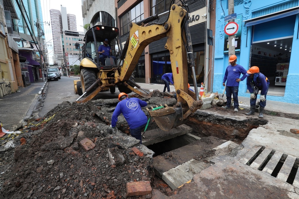 Rua Barão de Jaguara só será liberada após que cimento de obra secar