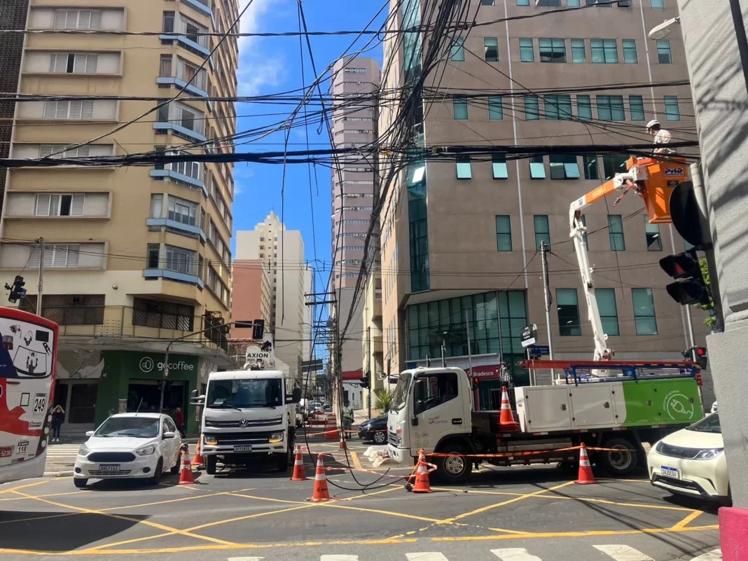 Fiação cai e bloqueia um dos principais cruzamentos do Centro de Campinas 