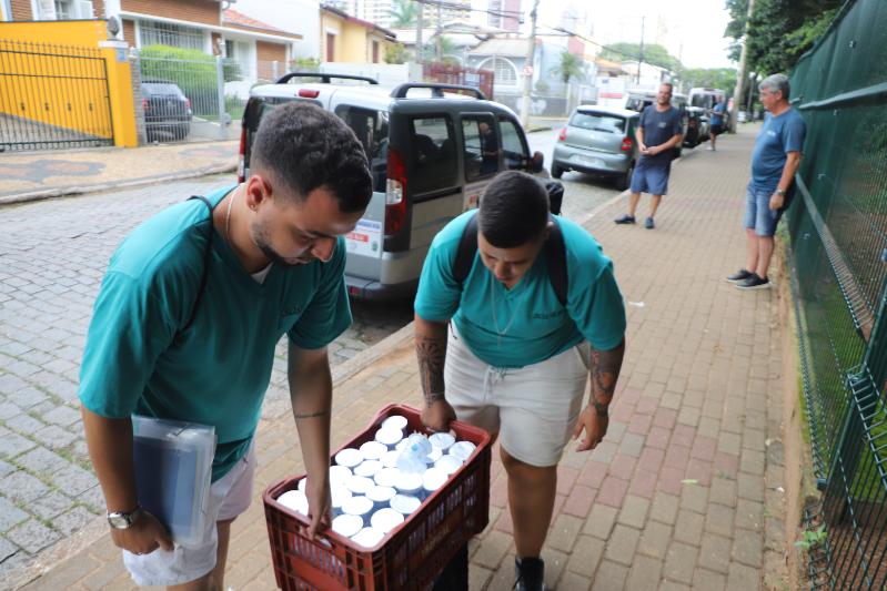 Moradores em situação de rua recebem água diante de onda de calor em Campinas 