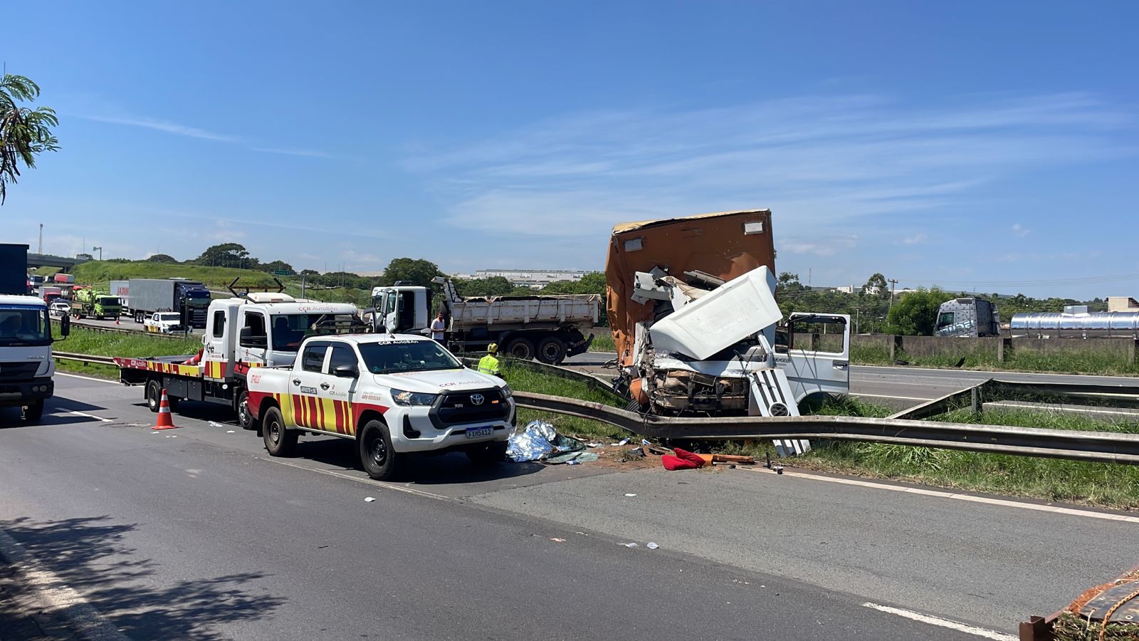Acidente envolvendo carreta e caminhão deixa um morto e três feridos na Anhanguera, em Sumaré
