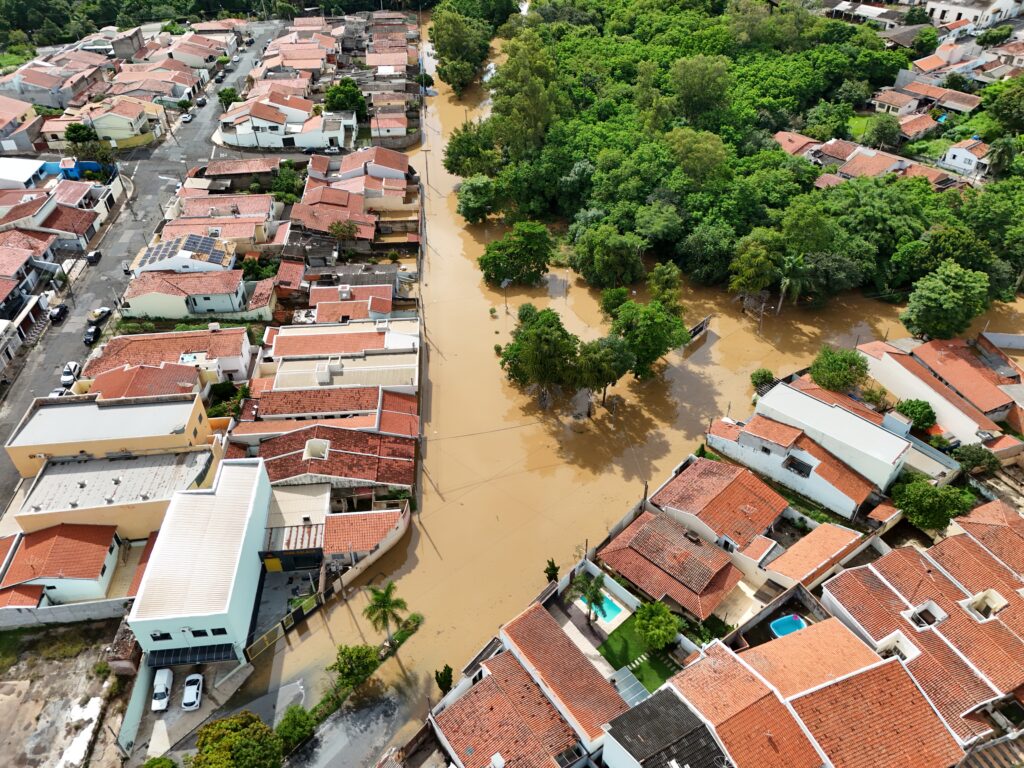 Rio Capivari volta a subir; quase 100 famílias estão fora das casas em Capivari