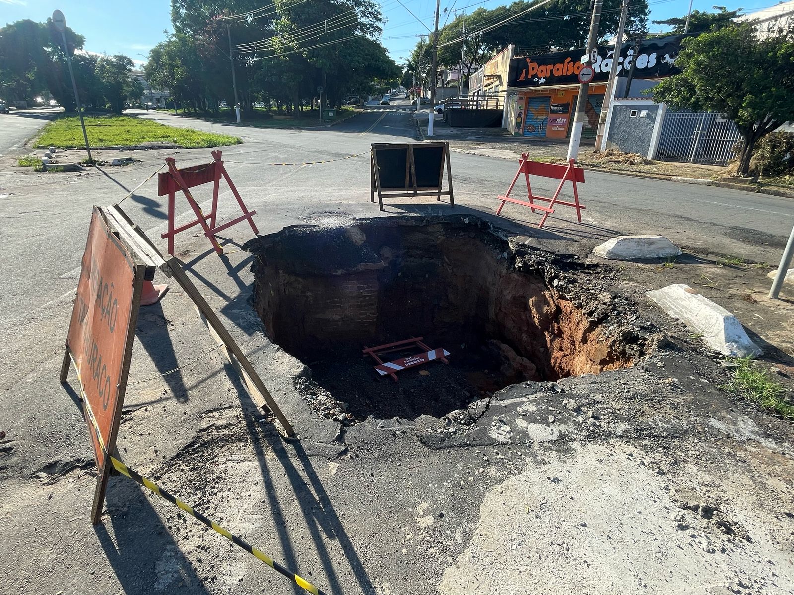Rompimento de galeria abre cratera no asfalto na Vila Joaquim Ignácio