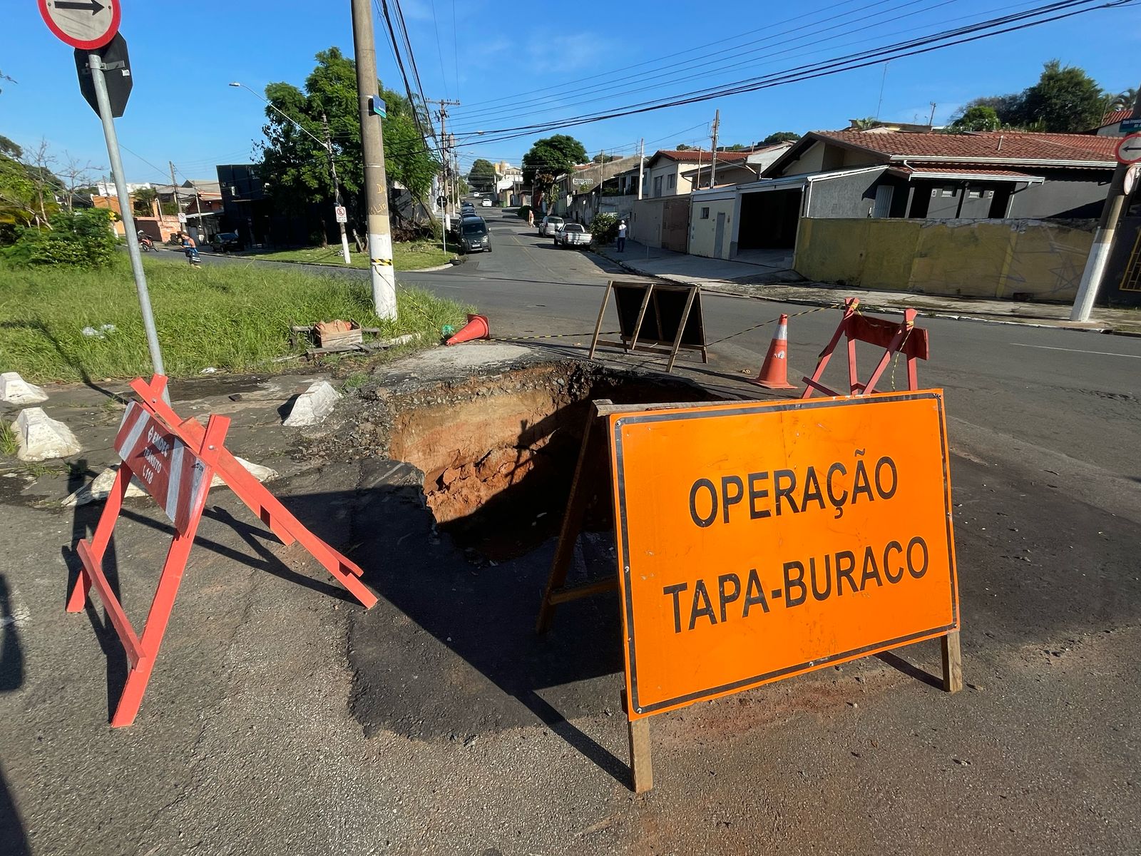Rompimento de galeria abre cratera no asfalto na Vila Joaquim Ignácio
