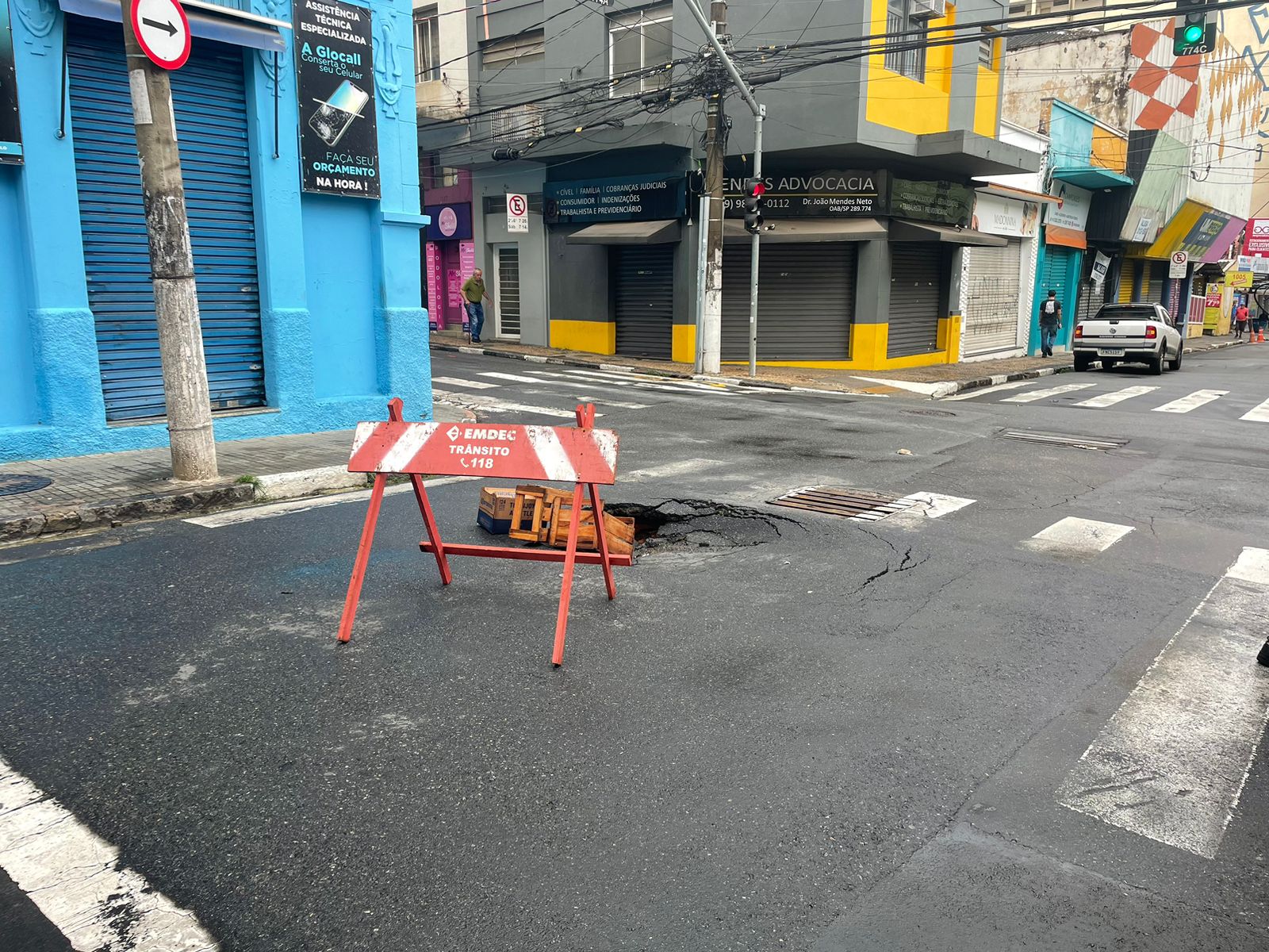 Rua Barão de Jaguara é bloqueada porque cratera abriu após chuvas