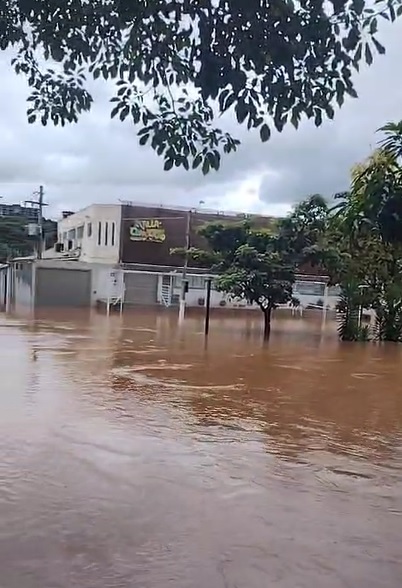 SBO: maior enchente da história suspende aulas e alaga bairros