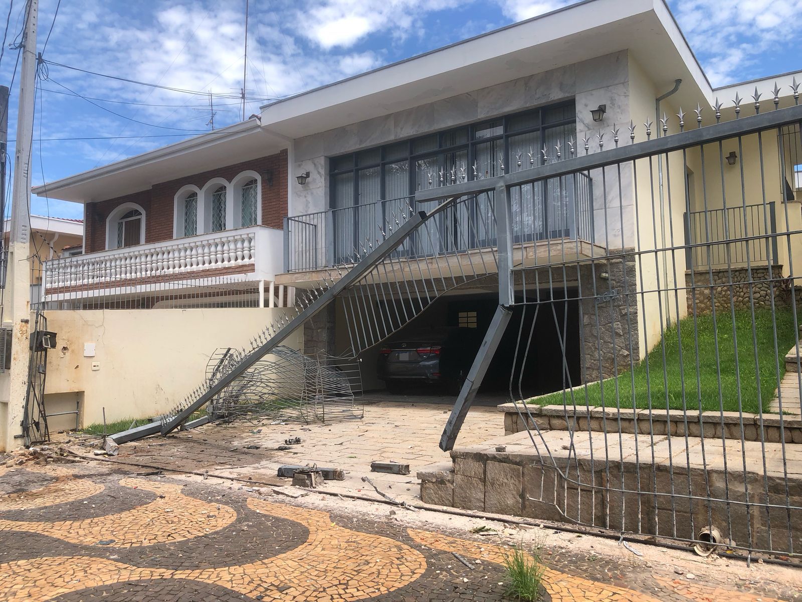 Câmera de segurança registra momento que Ferrari perde controle e atinge casa no Taquaral; veja vídeo