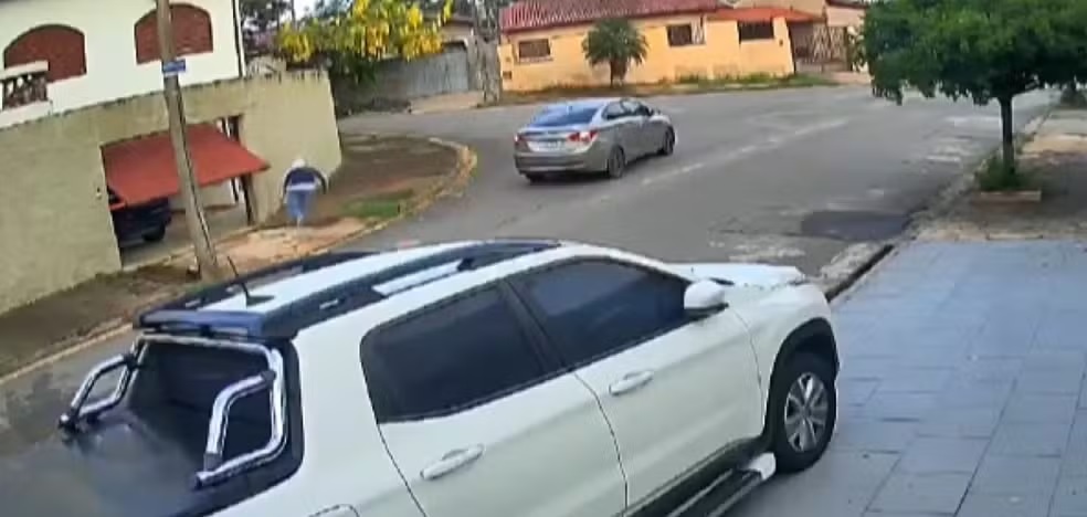 Bandidos fazem família refém e roubam R mil em transferências no Jardim Santa Genebra