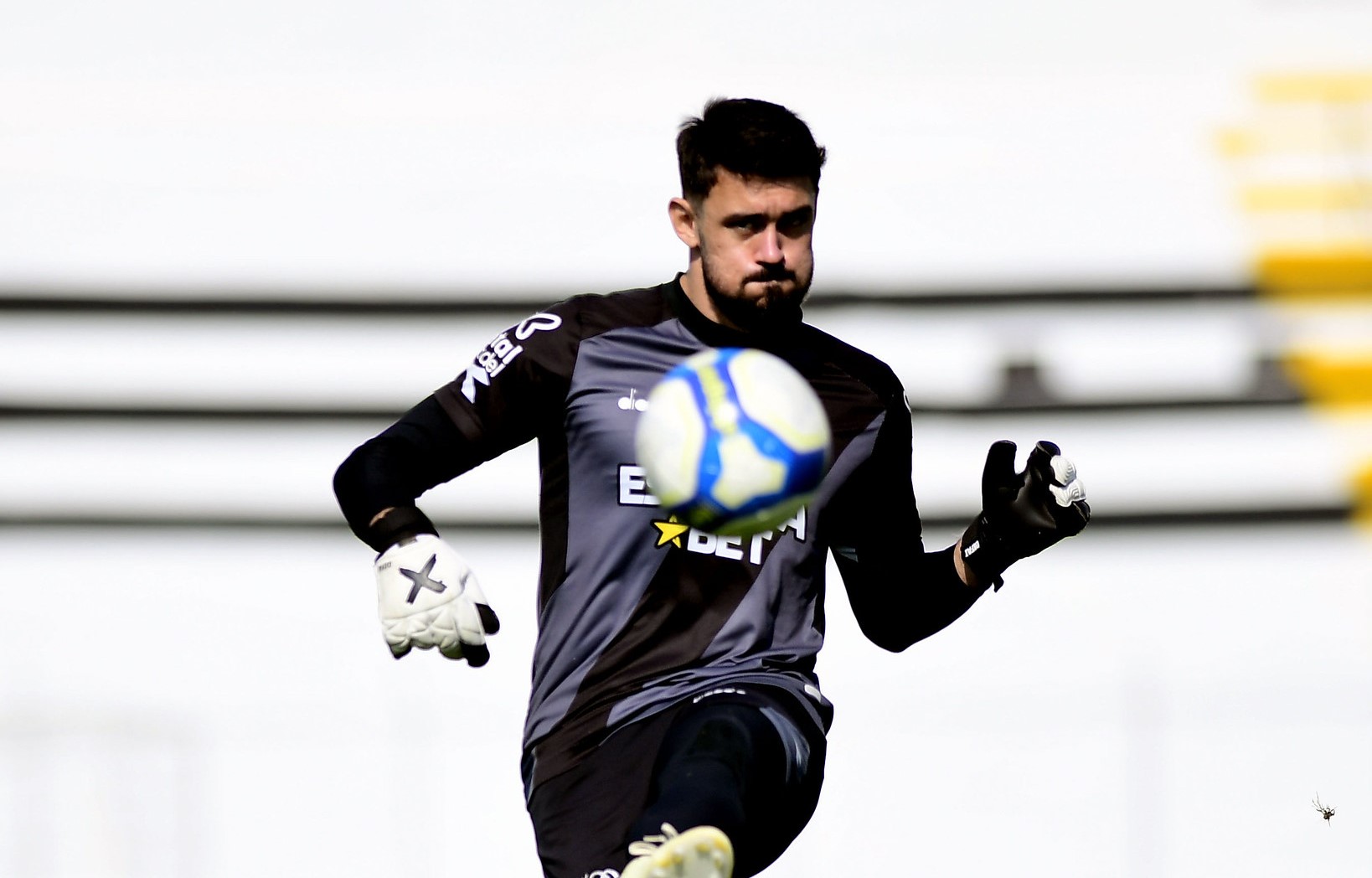 Com apenas um jogo, goleiro William rescinde contrato com a Ponte Preta