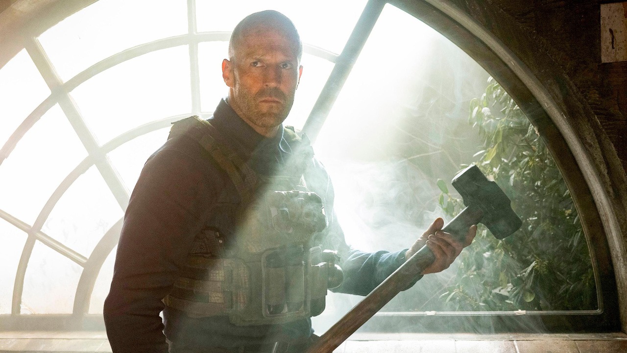 Filme com Jason Statham roteirizado por Stallone estreia nos cinemas