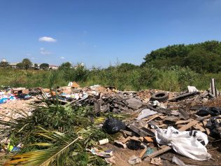 Moradores de Campinas reclamam do lixo e falta de asfalto na Avenida Nelson Ferreira de Souza