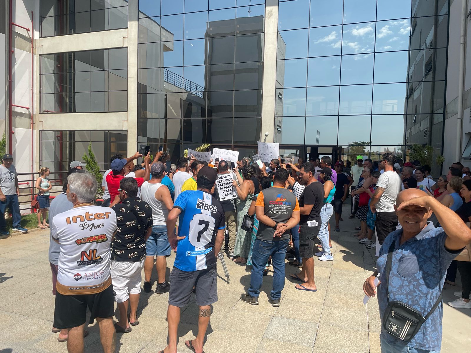 Moradores de Hortolândia protestam por reajuste de até 400% no IPTU e taxa de lixo