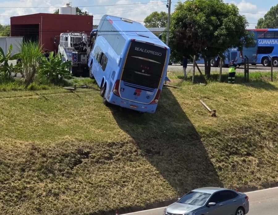 Ônibus desliza e para em barranco sobre a Rod. Campinas-Monte Mor