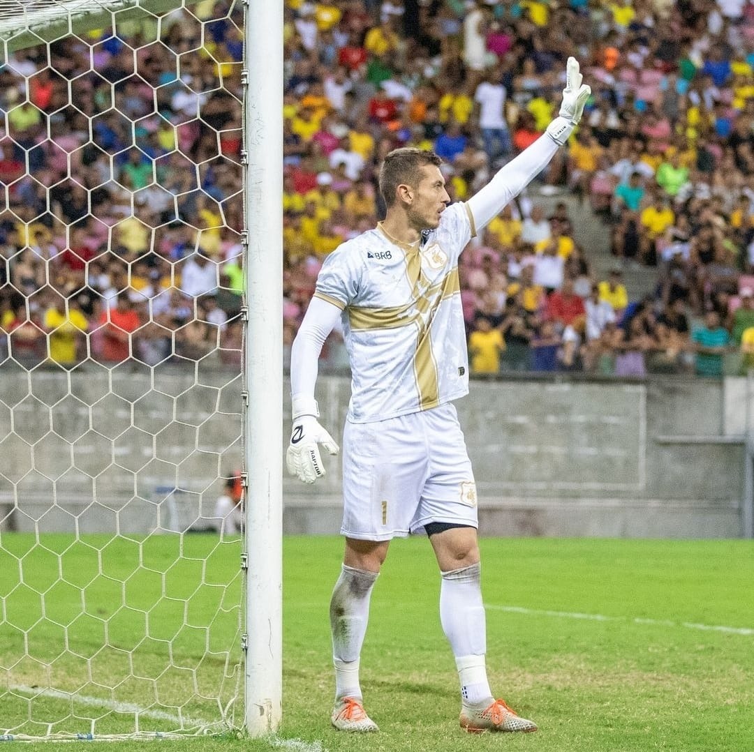 Ponte Preta negocia contratação do goleiro Matheus Kayser